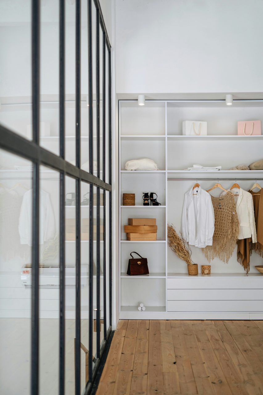 Optimiser votre dressing avec le rangement vertical