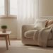 découvrez comment créer une ambiance cocooning dans votre salon en utilisant peu d'objets, pour un espace chaleureux, épuré et confortable.