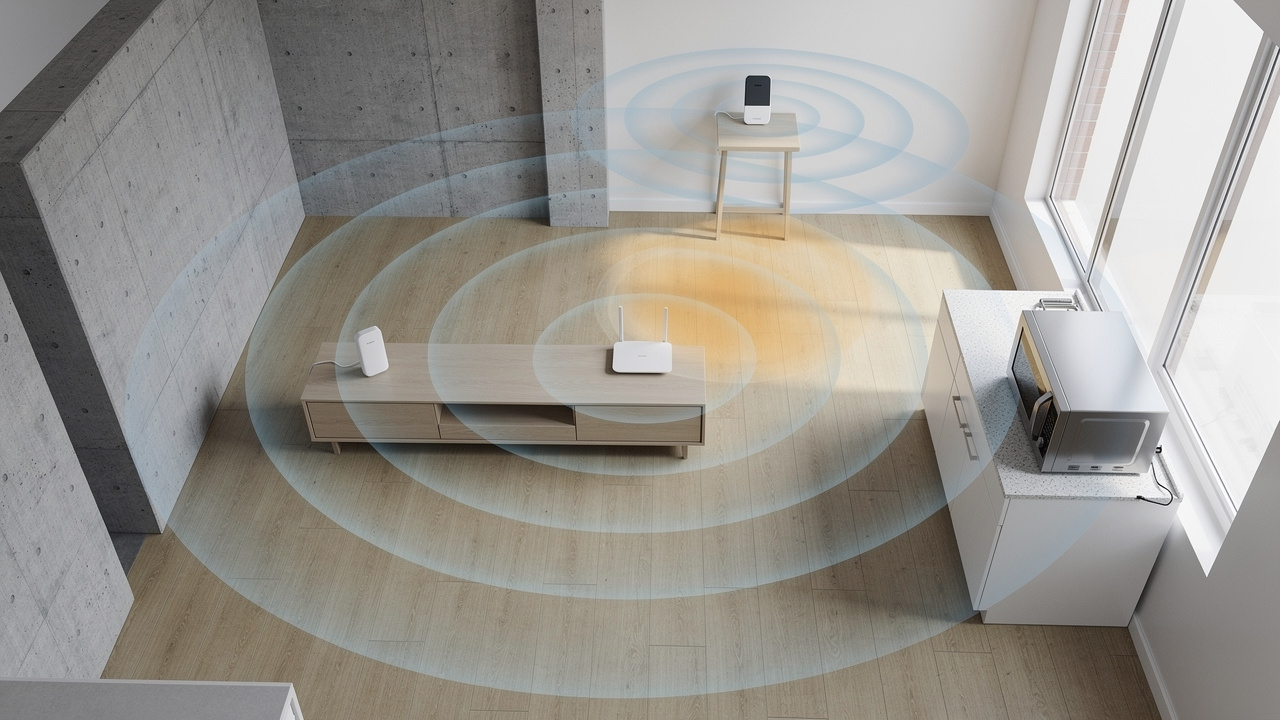 Plan réaliste en coupe d’un appartement montrant la portée du Wi-Fi, l’affaiblissement du signal par des murs épais, un répéteur dans une pièce éloignée et une zone de perturbations près d’un four à micro-ondes.