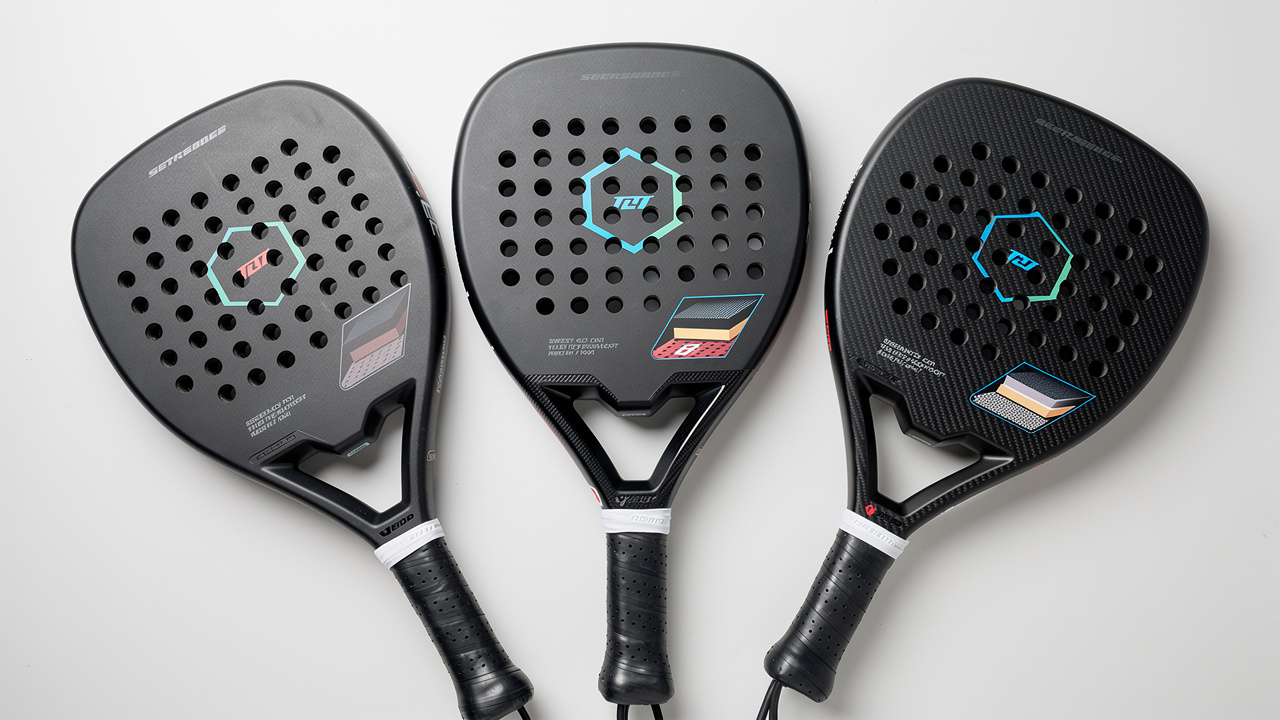 Gros plan réaliste vu de dessus de trois raquettes de padel, accompagnées de repères colorés indiquant visuellement le sweet spot, l’équilibre et les matériaux.