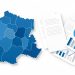 Illustration éditoriale sobre représentant une carte stylisée de la France, des documents administratifs vierges et des graphiques statistiques abstraits dans des tons bleu, blanc et gris.